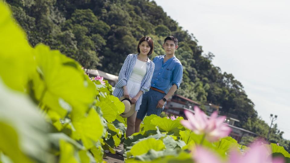 陳奕及戴湘儀在「新北最大荷花田-雙溪上林荷花田」拍美照。   圖：新北市政府新聞局／提供