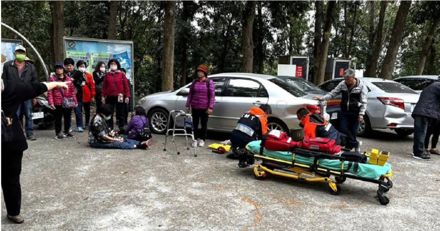 小陽明山停車場驚魂，VOLVO轎車狂衝導致4輛車受損6人受傷。（圖／翻攝畫面）