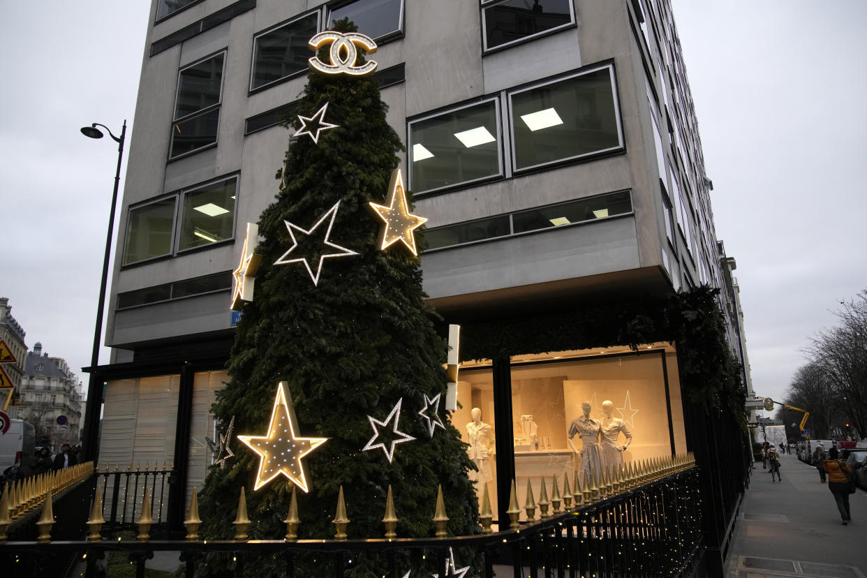 A Christmas tree is erected outside a Chanel boutique Wednesday, Dec. 15, 2021 in Paris. The French luxury fashion house Chanel has chosen Leena Nair, an industry outsider from India and longtime executive at Unilever, to be its new CEO. (AP Photo/Christophe Ena)