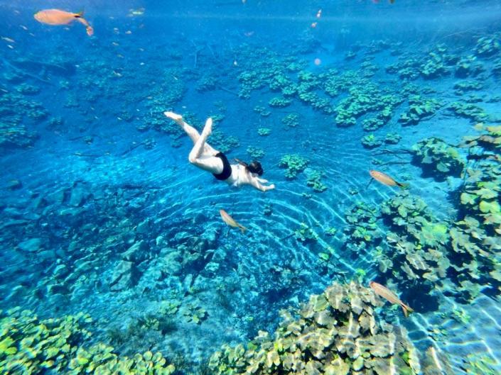 Isabella Rolz sumergiéndose en el cráter azul