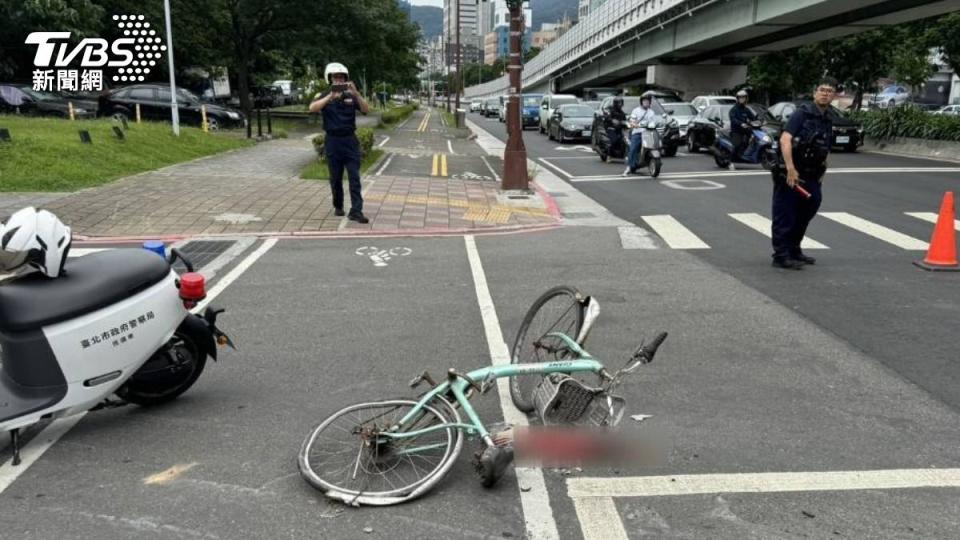 單車嚴重變形一旁還留有血跡。（圖／TVBS）