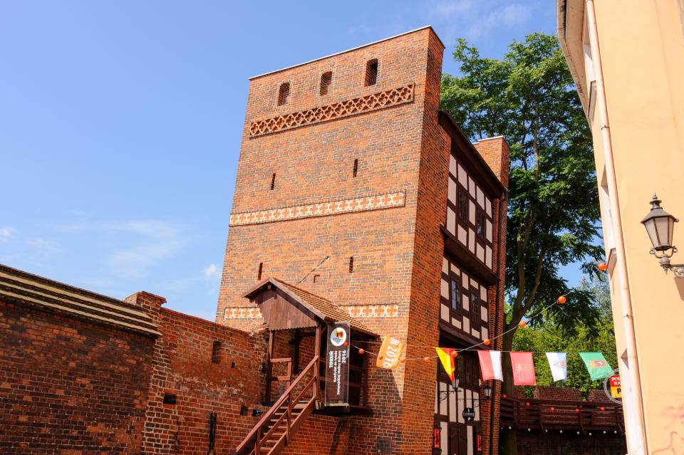 Construida en el siglo XIII para defender esta ciudad polaca, esta torre de estilo gótico comenzó a inclinarse porque se levantó sobre terreno arcilloso. El edificio sirvió después como cárcel de mujeres, herrería y también se usó como vivienda, aunque actualmente alberga una cafetería y galerías de arte. (Foto: Getty Images).