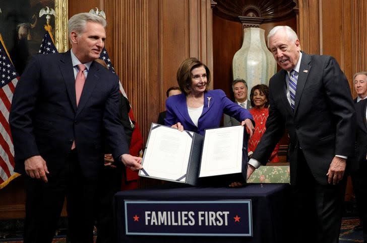 Foto del viernes de Nancy Pelosi, Kevin McCarthy y Steny Hoyer mostrando el proyecto de ley aprobado que entregará 2,2 billones de dólares en ayuda por el brote de coronavirus