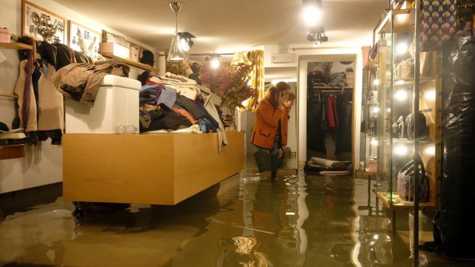 Una tienda inundada en Venecia.