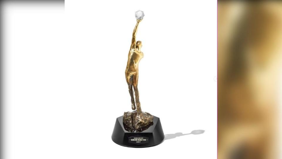 像喬丹致敬的「喬丹獎盃」。（圖／翻攝自NBA.com）