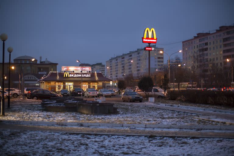 Archivo - Un restaurante de la franquicia McDonald's en Dmitrov, a unos 75 kilómetros (47 millas) al norte de Moscú, Rusia, el 6 de diciembre de 2014. (AP Foto/Archivo)