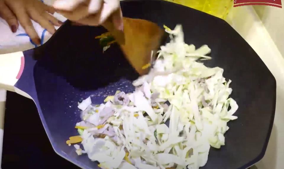 高麗菜不易變軟，邊炒邊加水避免其他食材焦掉。