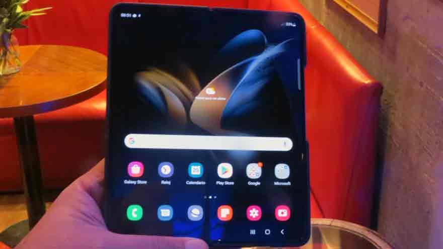 El Galaxy Z Fold4, un celular plegable, también se puede comprar con el plan canje de Samsung.