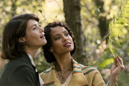 潔瑪雅特（Gemma  Arterton）和古古瑪芭塔勞（Gugu Mbatha-Raw）在片中有對手戲。（圖／威視提供）