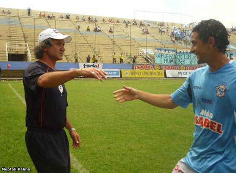 Alan (Manta) le metió un gol al equipo que dirigía su padre (Olmedo) y le fue a pedir disculpas.