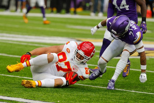 NFL-Chiefs Survive Bengals to Reach Super Bowl, Eagles Thrash 49ers