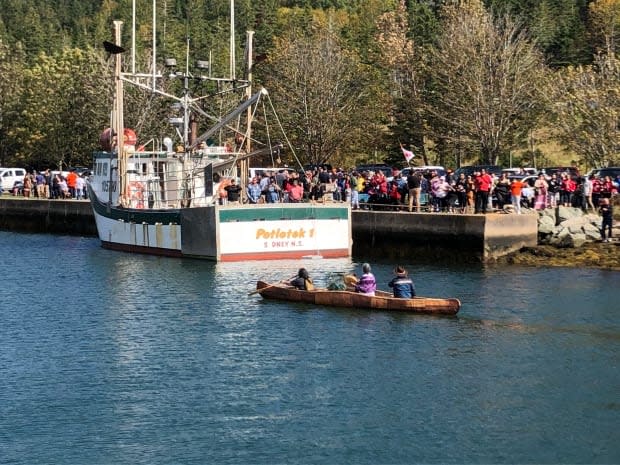 Mi’kmaw harvesters from Potlotek First Nation are shown on St. Peters Bay on Oct. 1, 2020.  (Brent Kelloway/CBC - image credit)