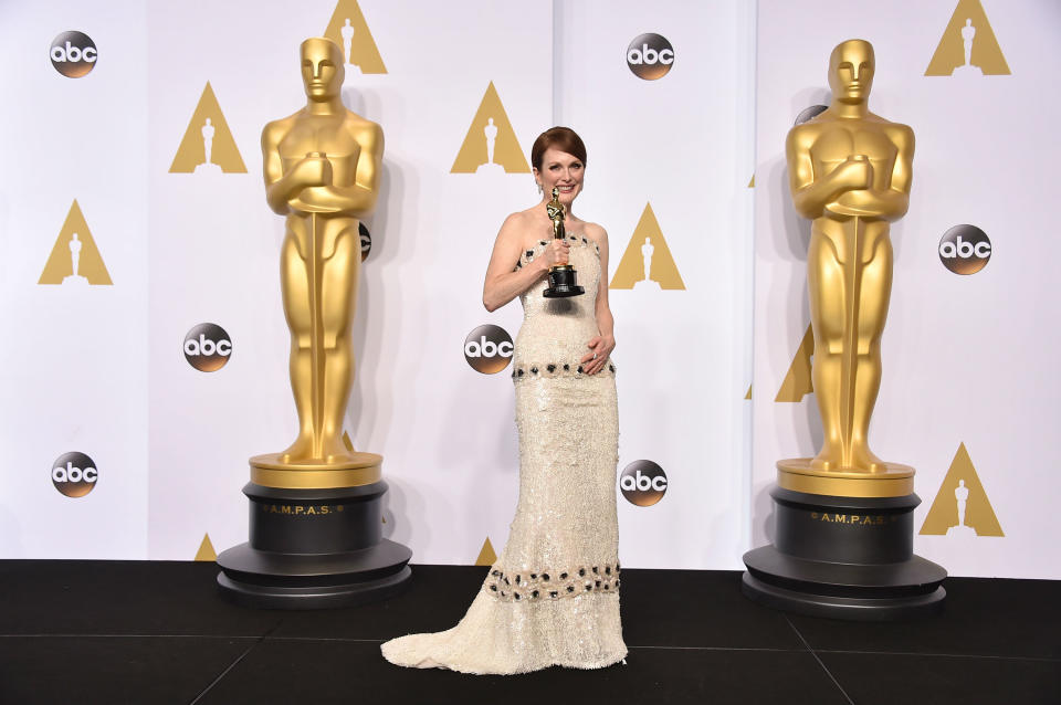 <p>Dos años antes Julianne Moore recogía su primer y único Oscar vestida con un modelito que llevaba 80.000 lentejuelas pintadas a mano. Se necesitó un mes para confeccionar la inolvidable prenda. (Foto: Gtres). </p>