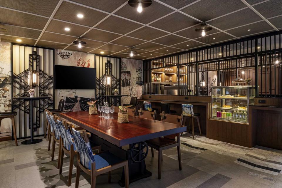 The in-house POPUP Bar serves up both drinks and delish Thai food. (Photo: Ibis Silom)