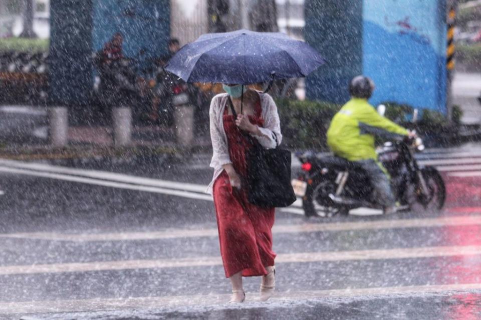 周六深夜到周日鋒面通過，雲雨帶移入，全台有雨。(資料照)