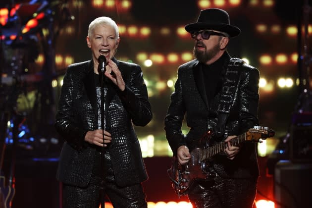 Eurythmics reunite to play at Rock and Roll Hall of Fame ceremony