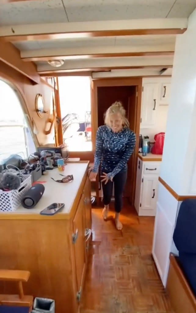 Tula lives on the sail boat with her husband Bill and dog. TikTok/@tulasendlesssummer