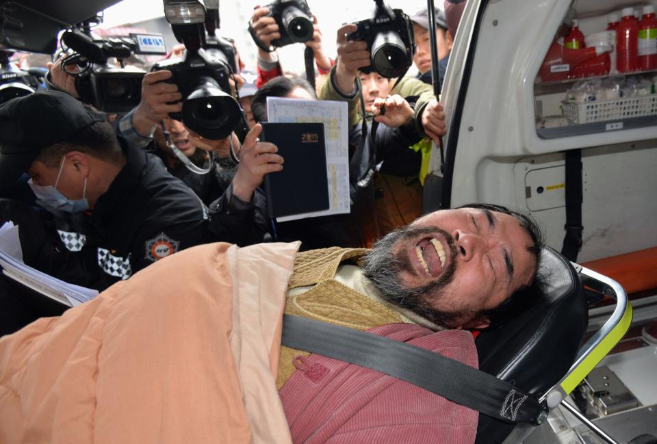 Kim Ki-jong, a member of a pro-Korean unification group who attacked the U.S. ambassador to South Korea Mark Lippert at a public forum, is carried on a stretcher off an ambulance as he arrives at a hospital in Seoul March 5, 2015. South Korean President Park Geun-hye said on Thursday a knife attack on the U.S. ambassador to Seoul was an "attack on the South Korea-U.S. alliance", Park's office quoted her as saying from the United Arab Emirates. REUTERS/Han Jong-chan/Yonhap (SOUTH KOREA - Tags: POLITICS CRIME LAW TPX IMAGES OF THE DAY) ATTENTION EDITORS - NO SALES. NO ARCHIVES. FOR EDITORIAL USE ONLY. NOT FOR SALE FOR MARKETING OR ADVERTISING CAMPAIGNS. THIS IMAGE HAS BEEN SUPPLIED BY A THIRD PARTY. IT IS DISTRIBUTED, EXACTLY AS RECEIVED BY REUTERS, AS A SERVICE TO CLIENTS. SOUTH KOREA OUT. NO COMMERCIAL OR EDITORIAL SALES IN SOUTH KOREA