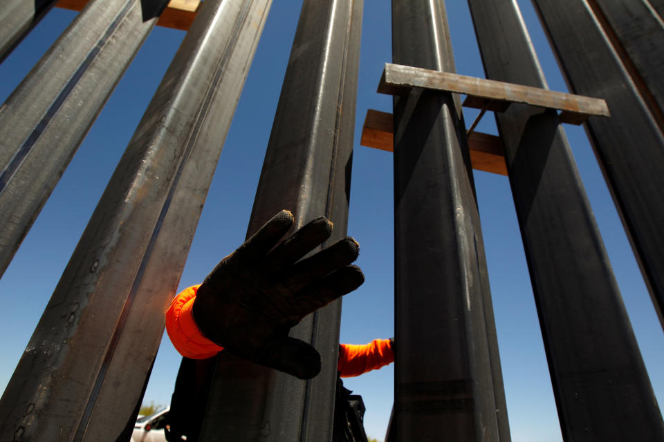 Los postes metálicos que constituyen las nuevas secciones de muro que construye el gobierno de Donald Trump en tramos de la frontera entre Estados Unidos y México. (Reuters)