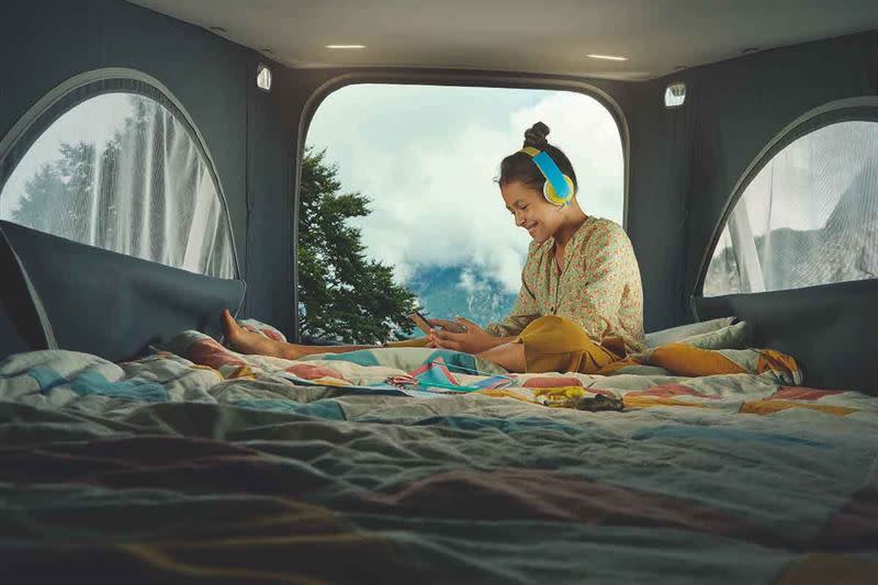 福斯商旅T6.1 California Coast上鋪床架由54組獨立碟形彈簧組成，可輕鬆用雙手將液壓升降式車頂帳篷升起。（圖／Volkswagen提供）