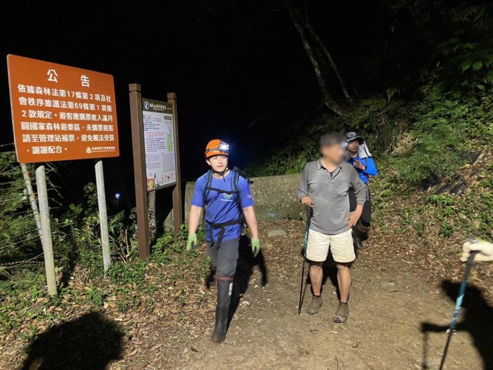 新北市消防局前往東滿步道救援迷路登山者。（新北市消防局提供）