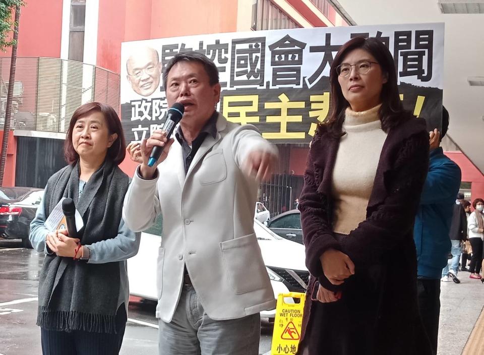 國民黨團召開記者會，仍質疑行政院警官隊接受上級旨意，到立法院監控藍委動向。   圖：國民黨立法院黨團/提供