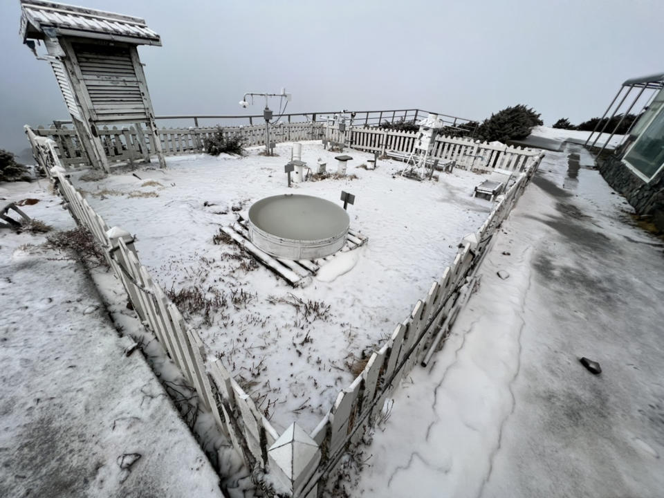 中央氣象局18日表示，玉山氣象站凌晨5時10分雨夾雪至清晨6時30分停，積雪1公分。（氣象局提供）