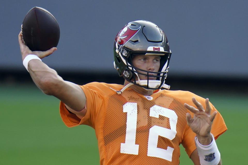 El quarterback Tom Brady de los Buccaneers de Tampa Bay lanza un pase durante un entrenamiento en el Estadio el viernes 28 de agosto del 2020. (AP Photo/Chris O'Meara)