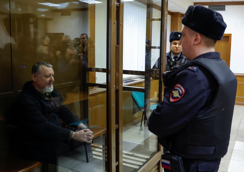 El crítico del Kremlin Igor Girkin, también conocido como Igor Strelkov, acusado de incitar a actividades extremistas, sentado tras la pared de cristal de un recinto para acusados antes de una vista judicial en Moscú