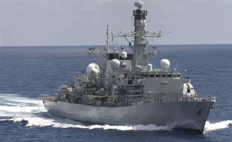 英航母打擊群護衛艦通過台灣海峽。（圖／翻攝HMS Richmond推特）