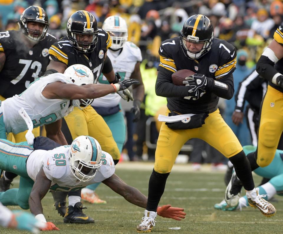 Pittsburgh Steelers QB Ben Roethlisberger hurt his ankle late in Sunday's win. (AP)