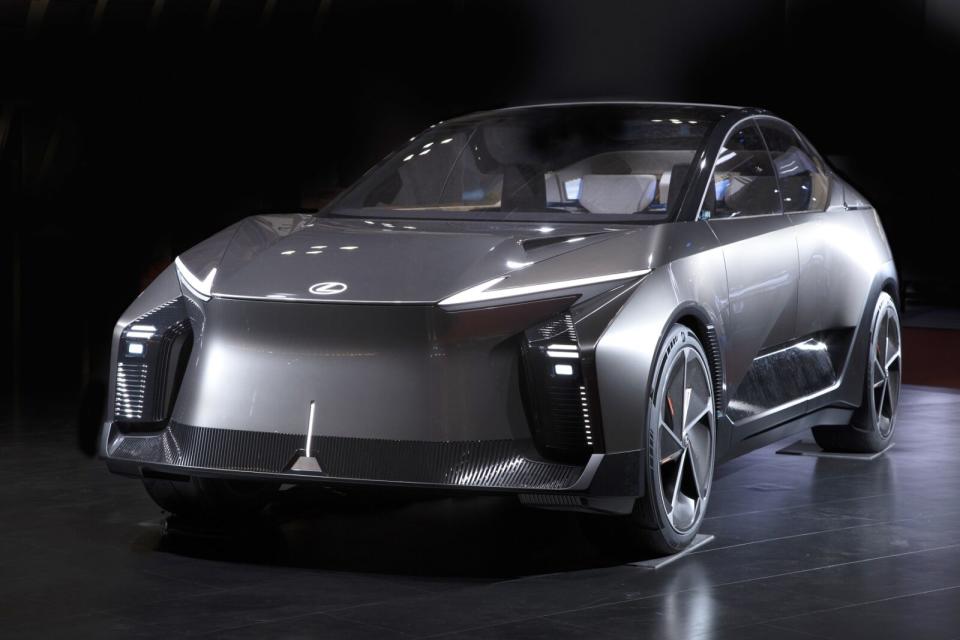 尺碼超大的LF-ZL就是Lexus未來的旗艦樣本，霸氣造型更讓人眼前一亮。