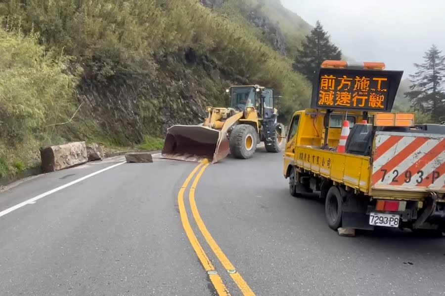 快新聞／合歡山公路「下午出現巨大落石」！　道路砸出坑洞幸無人傷