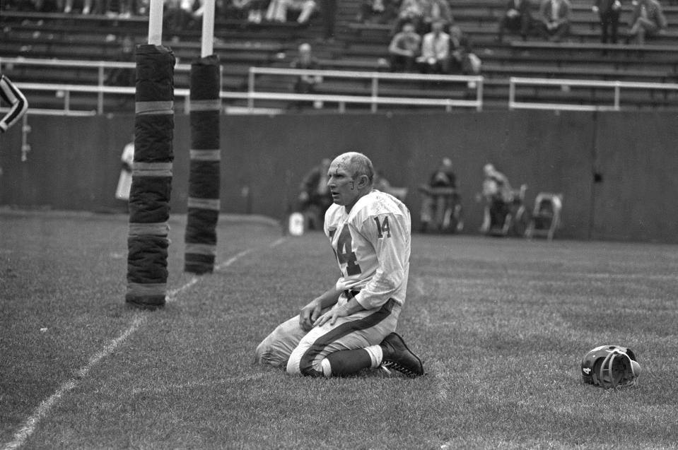 A bloodied Y.A. Tittle kneeling on the field in 1964 is one of the most famous sports photos ever. (AP)