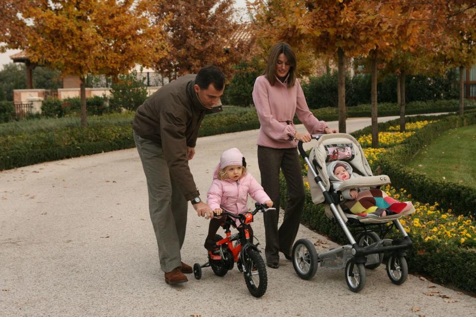 <p>The prince took an autumn stroll in the park with his princesses; Letizia and daughters Leonor and Sofia.</p>