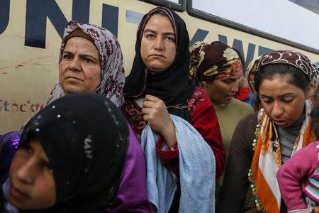 People queue to receive free food at a makeshift camp for migrants and refugees at the Greek-Macedonian border near the village of Idomeni, Greece, April 6, 2016. REUTERS/Marko Djurica