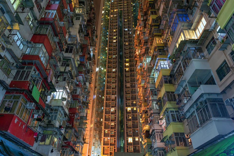 <p>Nuevamente edificios viejos y nuevos, aunque esta vez de noche.<br><br>Foto: <a rel="nofollow noopener" href="https://www.dietrichherlanphotography.com/Prints-Store/Hong-Kong-folder/Hong-Kong-Architecture/" target="_blank" data-ylk="slk:Dietrich Herlan;elm:context_link;itc:0;sec:content-canvas" class="link ">Dietrich Herlan</a> </p>