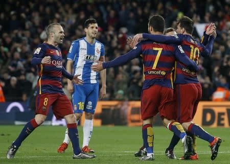 Andrés Iniesta, Arda Turan y Lionel Messi (I-D) celebran un gol en la victoria de su equipo 4-1 sobre Espanyol por la Copa del Rey. Ene 6, 2016. El Barcelona se recuperó el miércoles de un rápido gol en contra y superó al Espanyol en la ida de los octavos de final de la Copa del Rey, con un doblete de Lionel Messi y tantos de Gerard Piqué y Neymar. REUTERS/Albert Gea