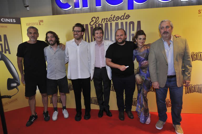 El elenco de El Método Tangalanga junto al director Mateo Bendesky antes de entrar a la proyección de la película