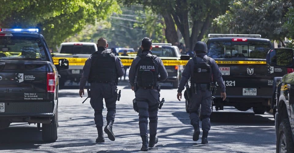 Policías de Guadalajara caminan hacia la zona donde se registro un enfrentamiento entre policías municipales y civiles armados en la colonia Chapalita.