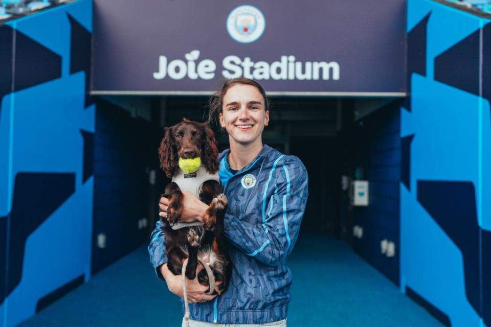 Vivianne Miedema of Manchester City Signs a contract for Manchester City at Manchester City Football Academy on June 05, 2024 in <a class="link " href="https://sports.yahoo.com/soccer/teams/man-city/" data-i13n="sec:content-canvas;subsec:anchor_text;elm:context_link" data-ylk="slk:Manchester;sec:content-canvas;subsec:anchor_text;elm:context_link;itc:0">Manchester</a>, England (Photo by Isaac Parkin/Manchester City FC)