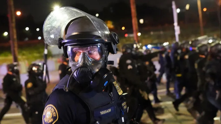 A Portland, Ore., police officer scans the crowd while dispersing protesters, Aug. 21, 2020. <span class="copyright">Getty Images</span>