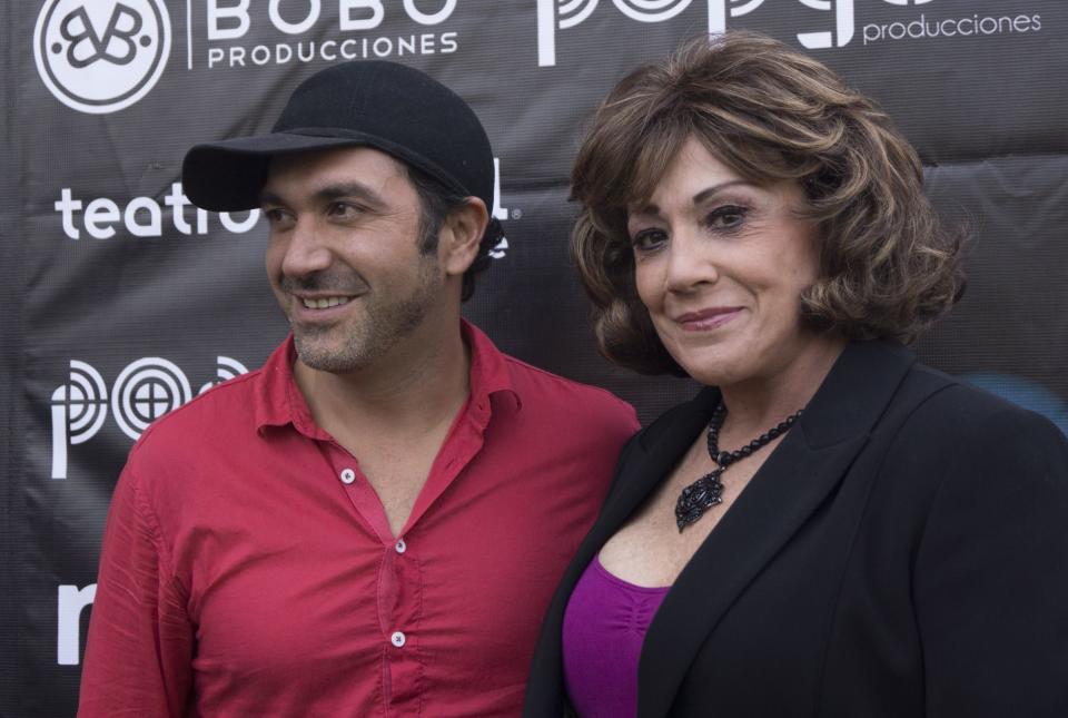 El actor mexicano Alejandro Ibarra y su madre Julissa, durante la conferencia de prensa que ofrecieron para presentar la obra musical Vaselina en el 2013. (Diego Simón Sánchez/ CUARTOSCURO.COM)