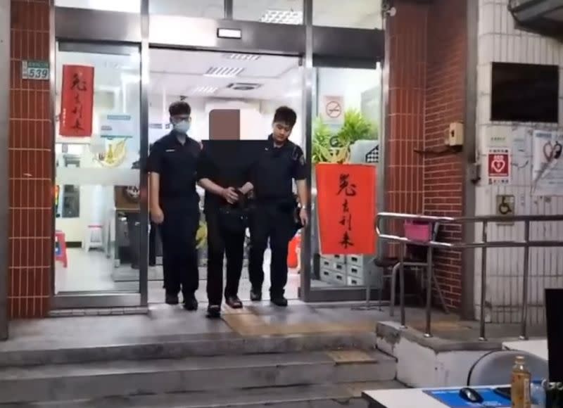 ▲73歲葉姓男子與陳男發生口角，持刀攻擊陳男，陳男遭刺傷送醫不治。（圖／翻攝畫面） 