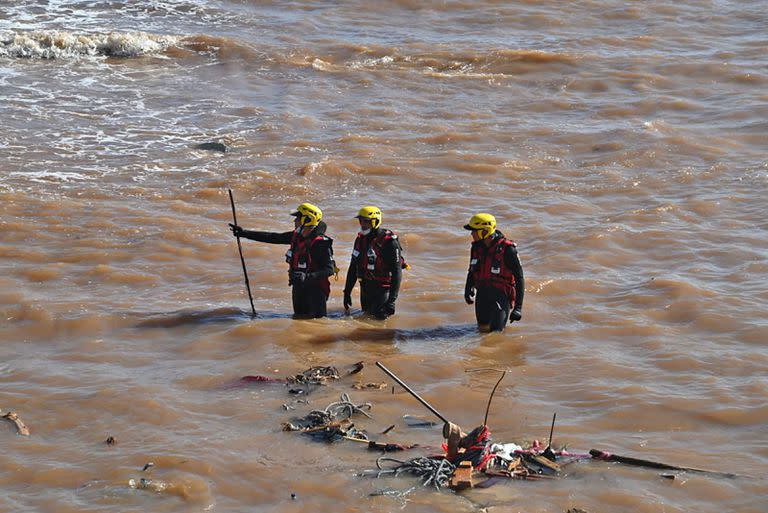 Los equipos de emergencia ayudan en las labores de socorro en la ciudad libia de Derna después de una devastadora inundación