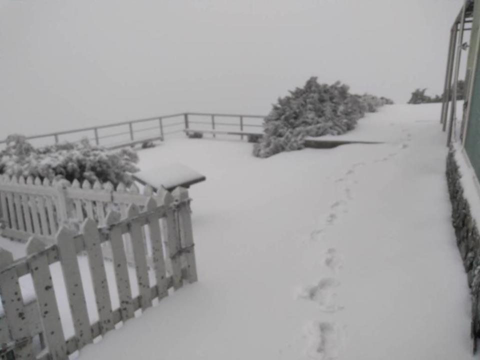 玉山氣象站一眼望去都是雪。(氣象署提供)