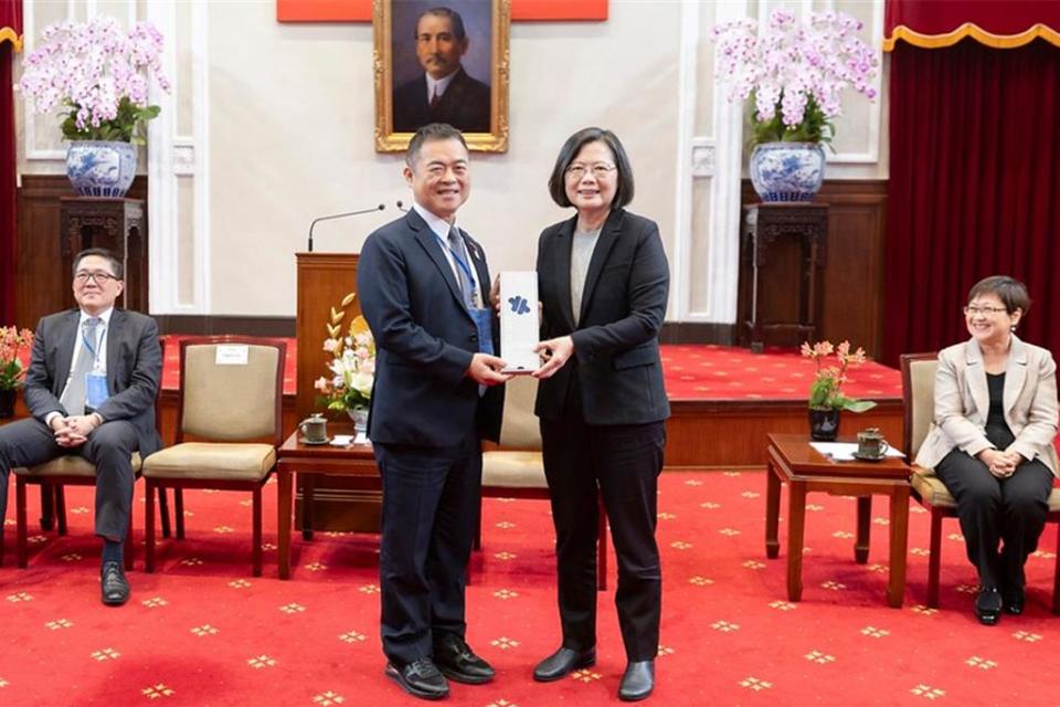 總統英文總統27日接見「第31屆亞洲台灣商會聯合總會回國訪問團」。圖／總統府提供