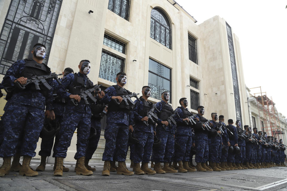 Fuerzas militares se encuentran afuera del Palacio Nacional antes de la toma de posesión del presidente de El Salvador, Nayib Bukele, para un segundo mandato en San Salvador, El Salvador, el sábado 1 de junio de 2024. (Foto AP/Salvador Meléndez)