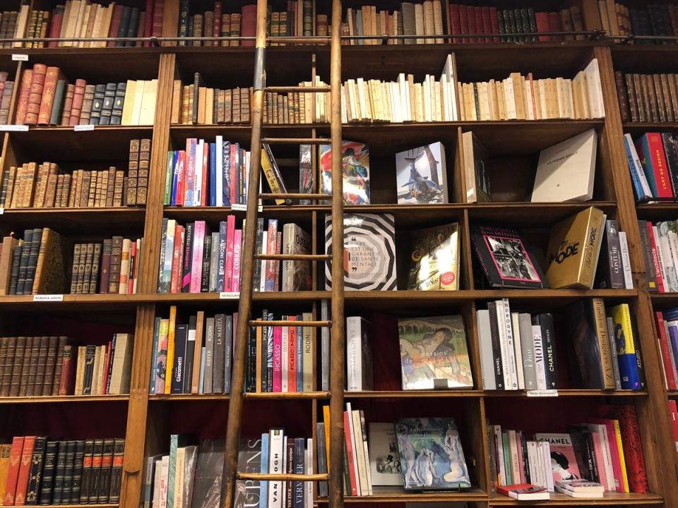 La librería más antigua de París tiene un millón de títulos a la venta (Lindsey Johnstone)
