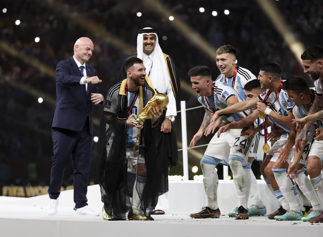 Lionel Messi levanta la Copa del Mundo junto a sus compañeros luego de vencer a Francia en la Final de Qatar 2022. (Jean Catuffe/Getty Images)